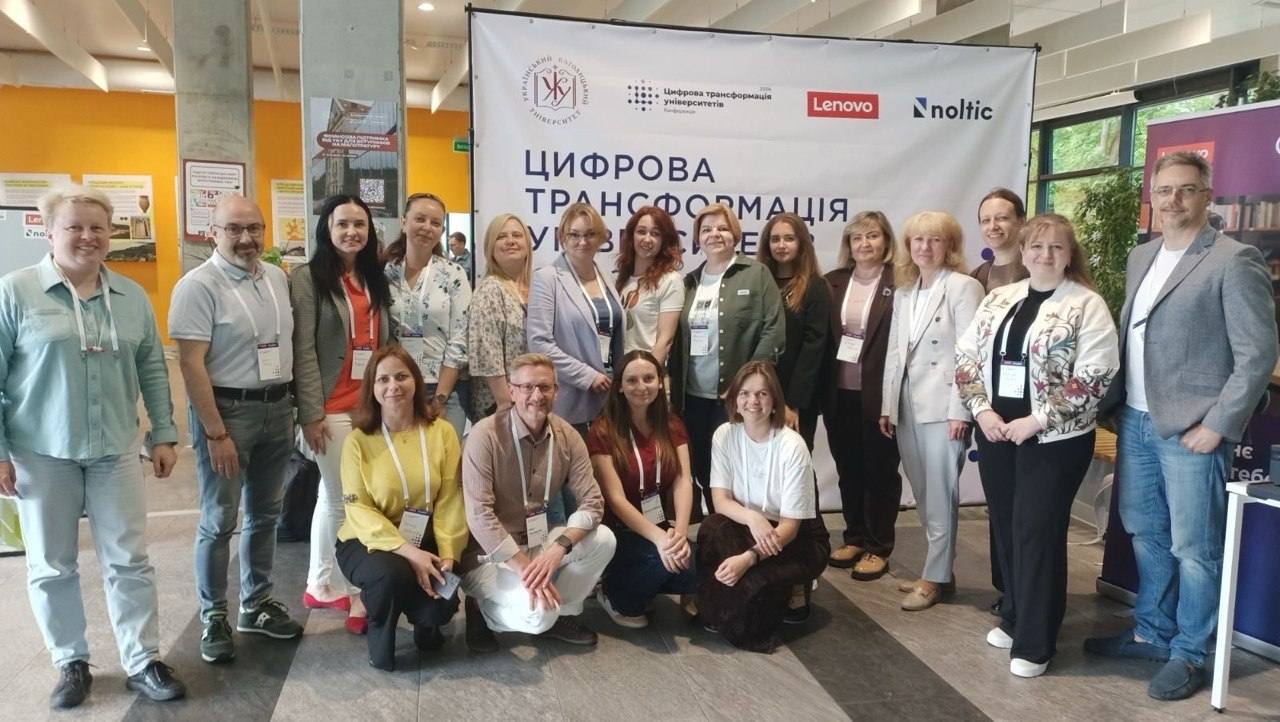 Спільне фото учасників з тренерами воркшопу Наталією Мавдрик та Яриною Савчук «LMS як бізнес-інструмент університету: від навчання працівників до зовнішніх онлайн-курсів та сертифікатних програм» Spilne foto uchasnykiv z treneramy vorkshopu Nataliieiu Mavdryk ta Yarynoiu Savchuk «LMS yak biznes-instrument universytetu: vid navchannia pratsivnykiv do zovnishnikh onlain-kursiv ta sertyfikatnykh prohram»